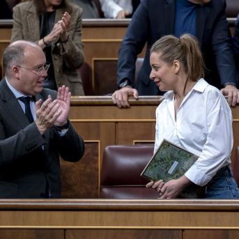 El secretario general del PP, Miguel Tellado, y la portavoz del PP en el Congreso, Ester Muñoz, durante una sesión plenaria, en el Congreso de los Diputados, a 12 de febrero de 2026, en Madrid (España).  Alberto Ortega - Europa Press