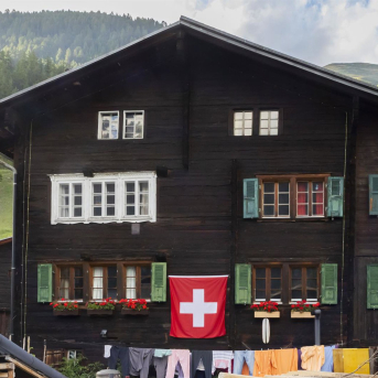 Una bandera suiza en una construcción tradicional en los Alpes.  Europa Press/Contacto/Vincent Isore