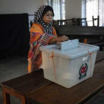 Imagen de archivo de una mujer votando en Bangladesh. Europa Press/Contacto/Sultan Mahmud Mukut