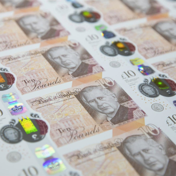 Billetes de libras esterlinas con el retrato del rey Carlos III. BANCO DE INGLATERRA