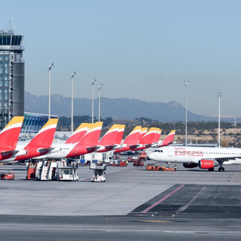 Aviones de Iberia aparcados en las pistas, en el aeropuerto Adolfo Suárez Madrid-Barajas, a 8 de enero de 2024, en Madrid (España).  Gustavo Valiente - Europa Press