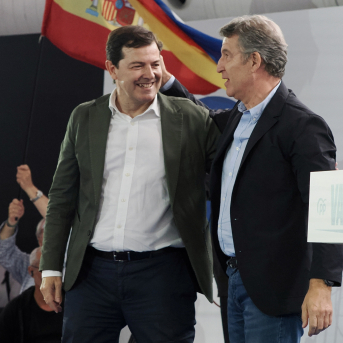 El líder del PP junto con el presidente de Castilla y León | Pablo Requejo (Europa Press)