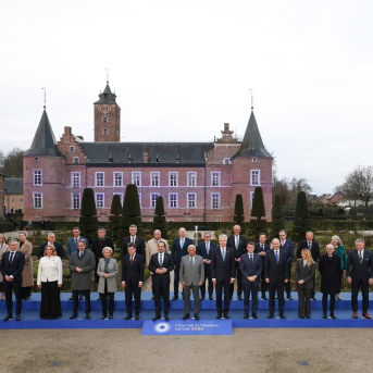 Foto de familia de los 27 en el retiro informal en el castillo de Alden Biesen (Bélgica). ALEXANDROS MICHAILIDIS/CONSEJO EUROPEO Foto de familia de los 27 en el retiro informal en el castillo de Alden Biesen (Bélgica). ALEXANDROS MICHAILIDIS/CONSEJO EUROPEO
