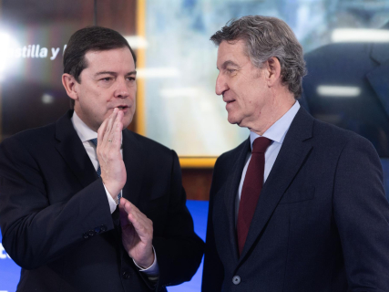 El presidente de la Junta de Castilla y León, Alfonso Fernández Mañueco, y el presidente del PP, Alberto Núñez Feijóo, durante un desayuno informativo organizado por La Razón, a 2 de diciembre de 2025, en Madrid (España). Eduardo Parra - Europa Press