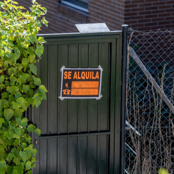 Un cartel que anuncia que se alquila una vivienda Ricardo Rubio - Europa Press Un cartel que anuncia que se alquila una vivienda Ricardo Rubio - Europa Press