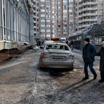 Una pareja de ancianos cruza una calle cubierta de cristales rotos y escombros tras un ataque nocturno con drones rusos en Odesa, Ucrania Europa Press/Contacto/Nina Liashonok