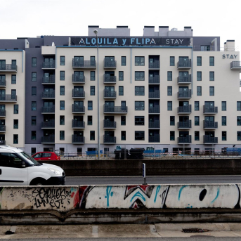 Un edificio con un cartel anunciando alquileres. Eduardo Parra - Europa Press