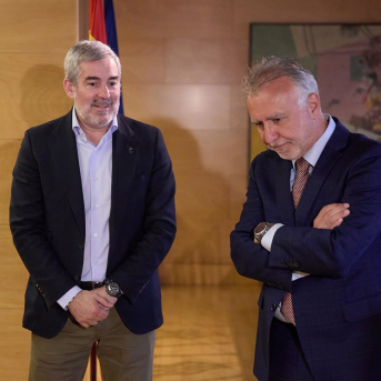 El presidente del Gobierno de Canarias, Fernando Clavijo (i), y el ministro de Política Territorial y Memoria Democrática, Ángel Víctor Torres Jesús Hellín - Europa Press