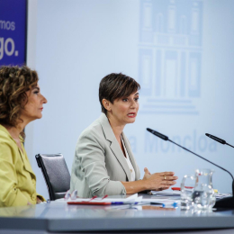 La vicepresidenta primera del Gobierno y  ministra de Hacienda, María Jesús Montero, y la ministra de Vivienda y Agenda Urbana, Isabel Rodríguez.  Alejandro Martínez Vélez - Europa Press