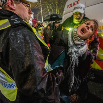 Una mujer detenida en Londres durante una protesta por el encarcelamiento de activistas y personas que apoyan al grupo Palestine Action, después de su ilegalización en Reino Unido (archivo) Europa Press/Contacto/Lab Ky Mo