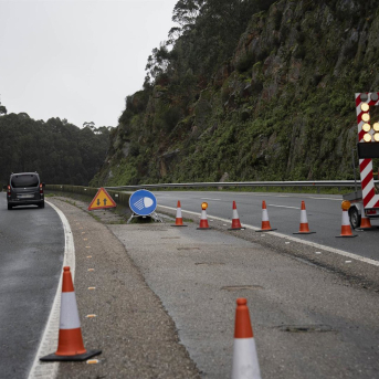 Corte de la autopista AG-57 desde el km 15 al 17 en sentido Baiona, a 10 de febrero de 2026, en Gondomar, Pontevedra, Galicia (España) Adrián Irago - Europa Press