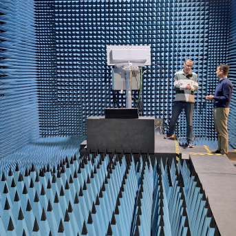 Un momento de la visita de Ángel Escribano a la fábrica de Indra en Torrejón | Linkedin Un momento de la visita de Ángel Escribano a la fábrica de Indra en Torrejón | Linkedin