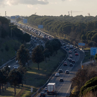 Varios vehículos durante la operación salida por carretera para fin de año, en la A5, a 30 de diciembre de 2025 Eduardo Parra - Europa Press