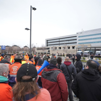 Trabajadores de la plantilla de Tubos Reunidos durante una concentración, frente a la sede del Gobierno Vasco, a 13 de febrero de 2026, en Vitoria, Álava, País Vasco (España). Iñaki Berasaluce - Europa Press