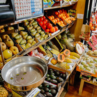 Una balanza y varias piezas de frutas y hortalizas en una frutería Carlos Luján - Europa Press