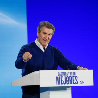 El presidente del PP, Alberto Núñez Feijóo, durante su intervenión hoy en Salamanca. Manuel Ángel Laya - Europa Press