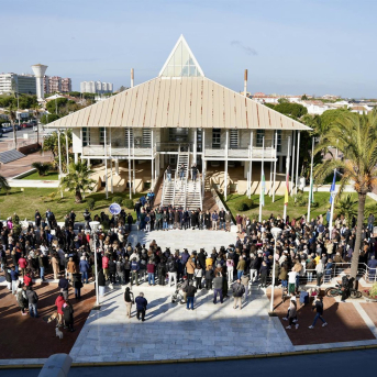 Imágenes de los cinco minutos de silencio convocado por el Ayuntamiento de Punta Umbría (Huelva) en memoria de las personas fallecidas en el accidente de tren de Adamuz. Eduardo Briones - Europa Press