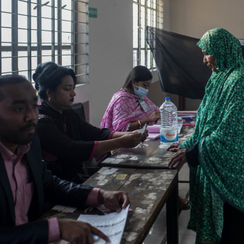 Imagen de archivo de una mujer votando durante las elecciones del jueves en Bangladesh.  Europa Press/Contacto/Sazzad Hossain