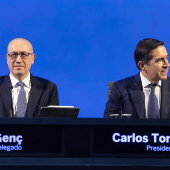 El presidente de BBVA, Carlos Torres Vila (d), y el consejero delegado, Onur Genç (i), presentan los resultados financieros correspondientes al ejercicio 2025, a 5 de febrero de 2026, en Madrid (España).  Eduardo Parra - Europa Press