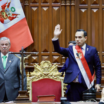El presidente de Perú, José Jerí, junto con el presidente del Congreso peruano, Fernando Rospigliosi, en su toma de posesión. Europa Press/Contacto/Peru's Congress