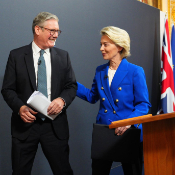 El primer ministro británico, Keir Starmer, y la presidenta de la Comisión Europea, Ursula von der Leyen, en una imagen de archivo  Carl Court/PA Wire/dpa