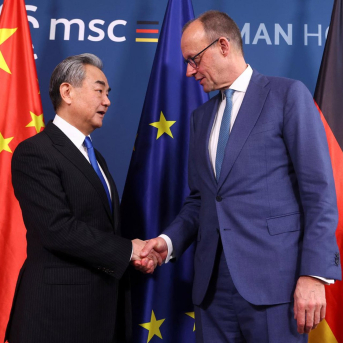 El ministro de Exteriores chino, Wang Yi, con el canciller de Alemania, Friedrich Merz  Thilo Schmuelgen/Reuters/Pool/dp / DPA