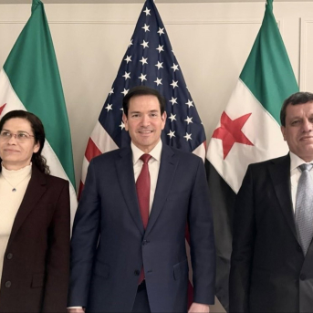 El secretario de Estado de EEUU, Marco Rubio, en el centro, con el comandante de las FDS, Mazlum Abdi, a la derecha en la imagen MAZLUM ABDI / X