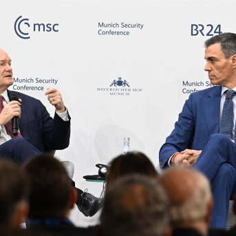 El presidente del Gobierno, Pedro Sánchez (d), en el marco de la Conferencia de Seguridad de Múnich, a 14 de febrero de 2026 Pool Moncloa/Borja Puig de la Bellacasa El presidente del Gobierno, Pedro Sánchez (d), en el marco de la Conferencia de Seguridad de Múnich, a 14 de febrero de 2026 Pool Moncloa/Borja Puig de la Bellacasa