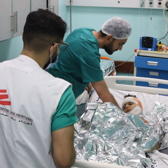 Personal de MSF atiende a un herido en la Franja de Gaza MSF