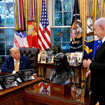 Encuentro entre el primer ministro israelí, Benjamin Netanyahu, con el presidente de EEUU, Donald Trump, en el Despacho Oval de la Casa Blanca, en Washington. Europa Press/Contacto/Avi Ohayon/Israel Gpo