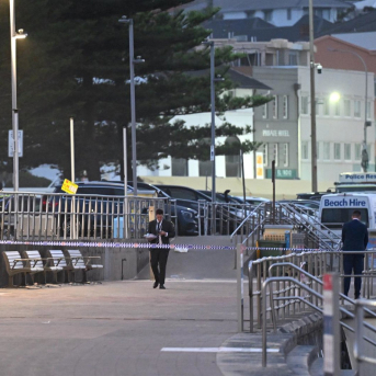 Efectivos de la Policía toman pruebas tras el tiroteo a la playa de Bondi, en Sídney, que dejó 15 muertos y decenas de heridos Dean Lewins/AAP/dpa