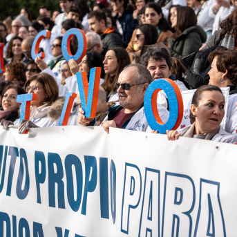 Concentración en el Hospital Gregorio Marañón de Madrid en la primera jornada de la huelga de médicos. Gabriel Luengas/Europa Press.