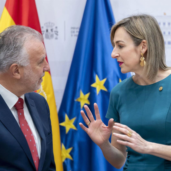 El ministro de Política Territorial y Memoria Democrática, Ángel Víctor Torres, junto a la consejera de Gobernanza, Administración Digital y Autogobierno del Gobierno Vasco, Maria Ubarretxena, en la sede del Ministerio.  Alberto Ortega - Europa Press