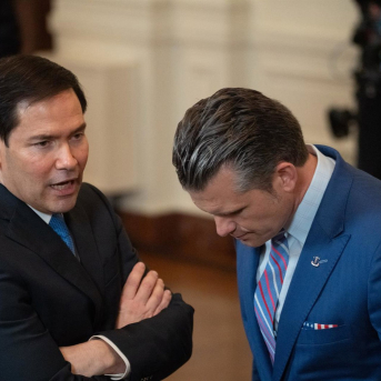 El secretario de Estado estadounidense, Marco Rubio, durante un acto en la Casa Blanca, junto al secretario de Defensa, Pete Hegseth. Europa Press/Contacto/Andrew Leyden