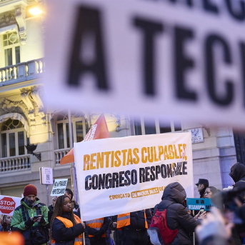 Un grupo de personas durante una manifestación frente al Congreso por el fin de la moratoria antidesahucios. Jesús Hellín - Europa Press Un grupo de personas durante una manifestación frente al Congreso por el fin de la moratoria antidesahucios. Jesús Hellín - Europa Press