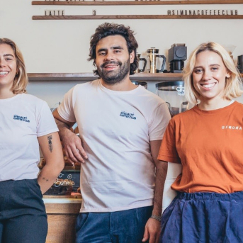 Los emprendedores Ximena, Paloma y Alexis han impulsado de la mano la cafetería Simona en San Sebastián, gracias al apoyo financiero de MicroBank CAIXABANK Los emprendedores Ximena, Paloma y Alexis han impulsado de la mano la cafetería Simona en San Sebastián, gracias al apoyo financiero de MicroBank CAIXABANK