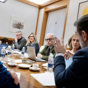 Los consejeros Mar Vaquero, Javier Rincón y Manuel Blasco, en la reunión de este lunes con representantes del sector para analizar la situación tras la aparición de nuevos casos de peste porcina en Cataluña. FABIÁN SIMÓN