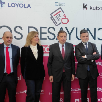 El ministro de Agricultura, Pesca y Alimentación, Luis Planas (centro), antes del desayuno informativo organizado por 'Diario Córdoba' en dicha capital. EUROPA PRESS