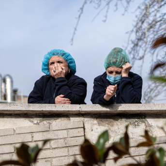 Dos personas que siguen la huelga de médicos en el Hospital Gregorio Marañón de Madrid. Gabriel Luengas/Europa Press.
