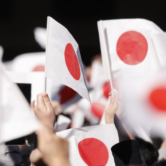 Banderas de Japón en la conmemoración del cumpleaños de emperador Naruhito. Europa Press/Contacto/Rodrigo Reyes Marin
