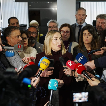 La presidenta de la Junta de Extremadura en funciones, María Guardiola, atiende a los medios en Navalmoral de la Mata CARLOS CRIADO/ EUROPA PRESS La presidenta de la Junta de Extremadura en funciones, María Guardiola, atiende a los medios en Navalmoral de la Mata CARLOS CRIADO/ EUROPA PRESS