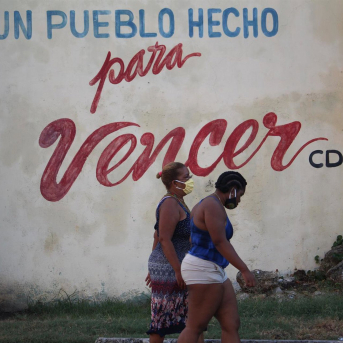 Dos mujeres con mascarillas en Cuba durante la pandemia de coronavirus Guillermo Nova/dpa Dos mujeres con mascarillas en Cuba durante la pandemia de coronavirus Guillermo Nova/dpa