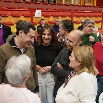 El presidente de la Junta de Andalucía, Juanma Moreno conversa con afectados de Grazalema. A 15 de febrero de 2026 en Ronda, Málaga (Andalucía, España). (Foto de archivo). Álex Zea - Europa Press