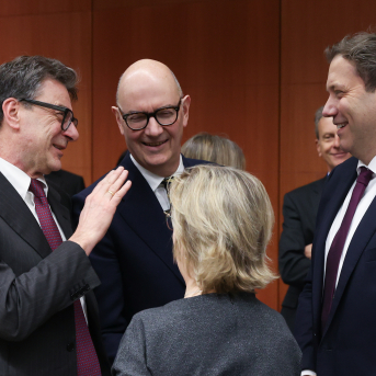 De izquierda a derecha: Giancarlo GIORGETTI (Ministro de Economía y Finanzas, Italia), Roland LESCURE (Ministro de Economía, Finanzas y Soberanía Industrial y Energética, Francia), Lars KLINGBEIL (Ministro Federal de Finanzas, Alemania)