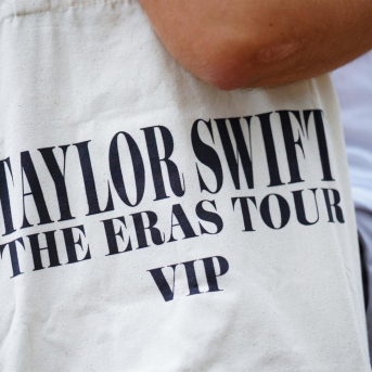 Una fan con una bolsa de la cantante Taylor Swif en Viena, Austria Eva Manhart/APA/dpa Una fan con una bolsa de la cantante Taylor Swif en Viena, Austria Eva Manhart/APA/dpa