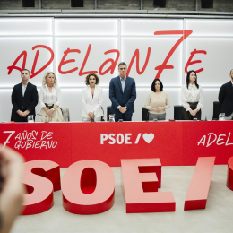 El secretario adjunto de Organización y Transparencia del PSOE, Borja Cabezón, junto al presidente del Gobierno, Pedro Sánchez, entre otros, en la sede del PSOE a 9 de octubre de 2025, en Madrid (España). Mateo Lanzuela - Europa Press