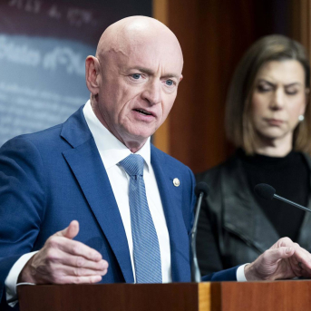 Los senadores demócratas Mark Kelly (excapitán de la Marina) y Elissa Slotkin, exanalista de la CIA Europa Press/Contacto/Michael Brochstein