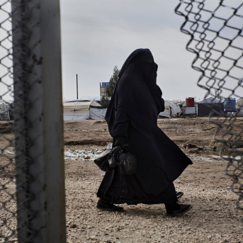 Una mujer camina en el campamento de desplazados de Al Hol, en el noreste de Siria, donde permanecen miles de familiares de combatientes yihadistas Europa Press/Contacto/Antonin Burat