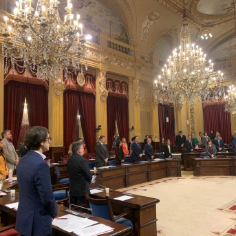 El Parlament homenajea con un minuto de silencio al exdiputado Carlos Veramendi tras su fallecimiento