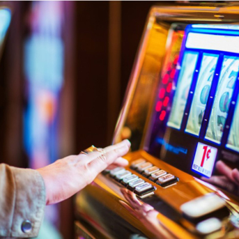 Imagen de recurso de una persona jugando a una máquina de juegos de azar. FEJAR
